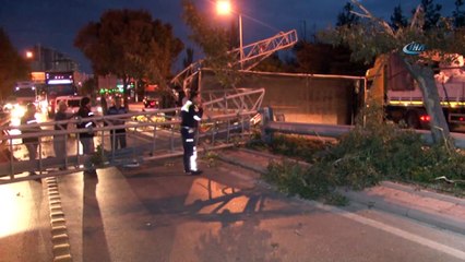 Damperi Açılan Kamyon Çarptığı EDS Direğini Yerinden Söktü