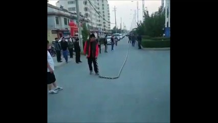 Il met un coup de fouet avec une chaine en fer énorme... Impressionnant