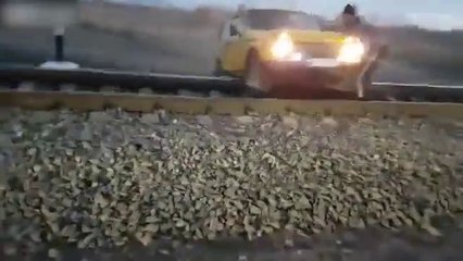 Ils se retrouvent piégés avec leur voiture sur une voie ferrée quand un train arrive !