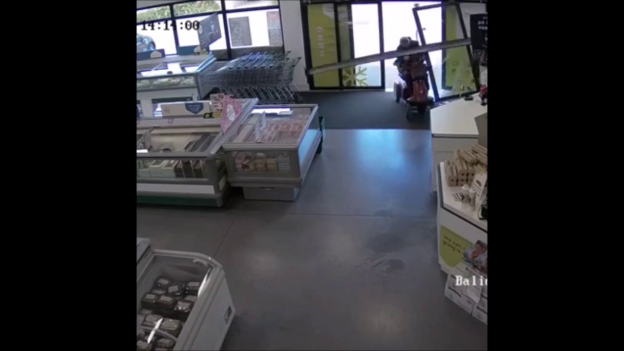 Un papy rentre dans un magasin en scooter electrique et détruit tout