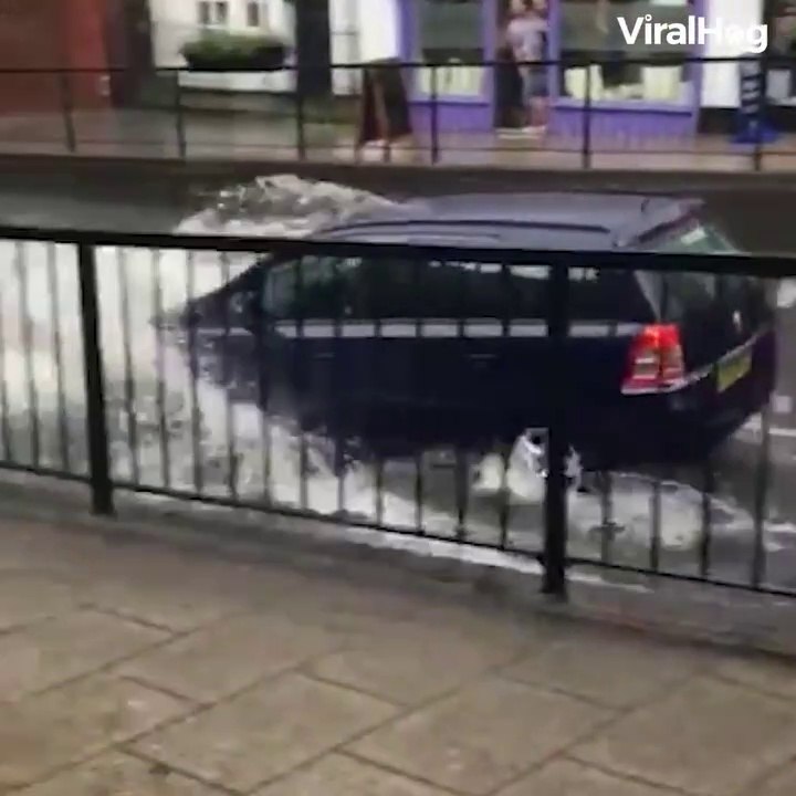 Ce conducteur idiot tente de traverser une grosse flaque... Trop grosse flaque