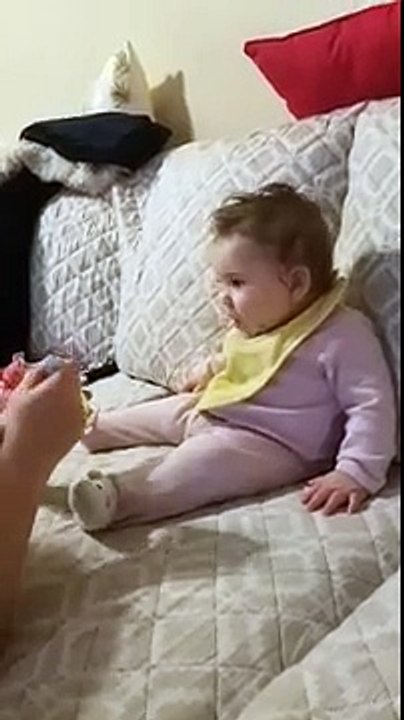 Un bébé lance un drôle de regard