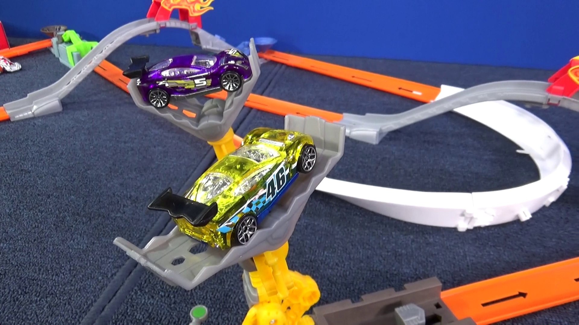 Hot Wheels Trick Tracks Android Attack Hot Wheels Track Set Just Like  Domino Chain Reaction - RaceGrooves review - video Dailymotion