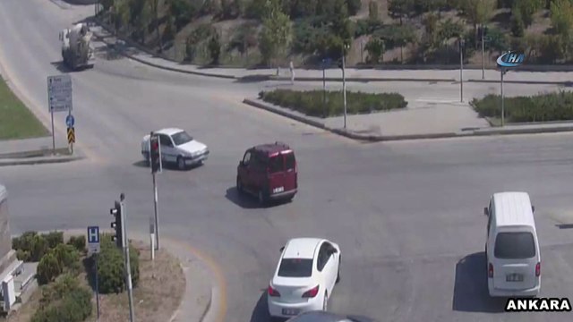 Trafik kazaları MOBESE kameralarına yansıdı