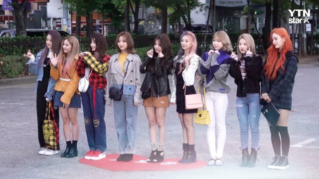 [Y영상] 프로미스나인 ‘뮤직뱅크 왔습니다~’ (뮤직뱅크 출근길) / YTN