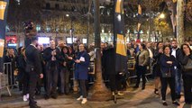 Vendredi, 00 h 01, les fans de Johnny entrent dans la Fnac des Champs-Élysées