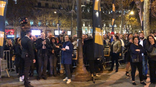 Vendredi, 00 h 01, les fans de Johnny entrent dans la Fnac des Champs-Élysées
