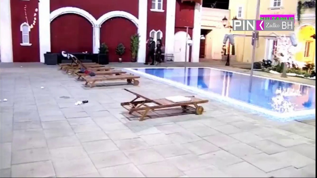 Luna ja stojim  ovde  a Sloba stoji struge strane