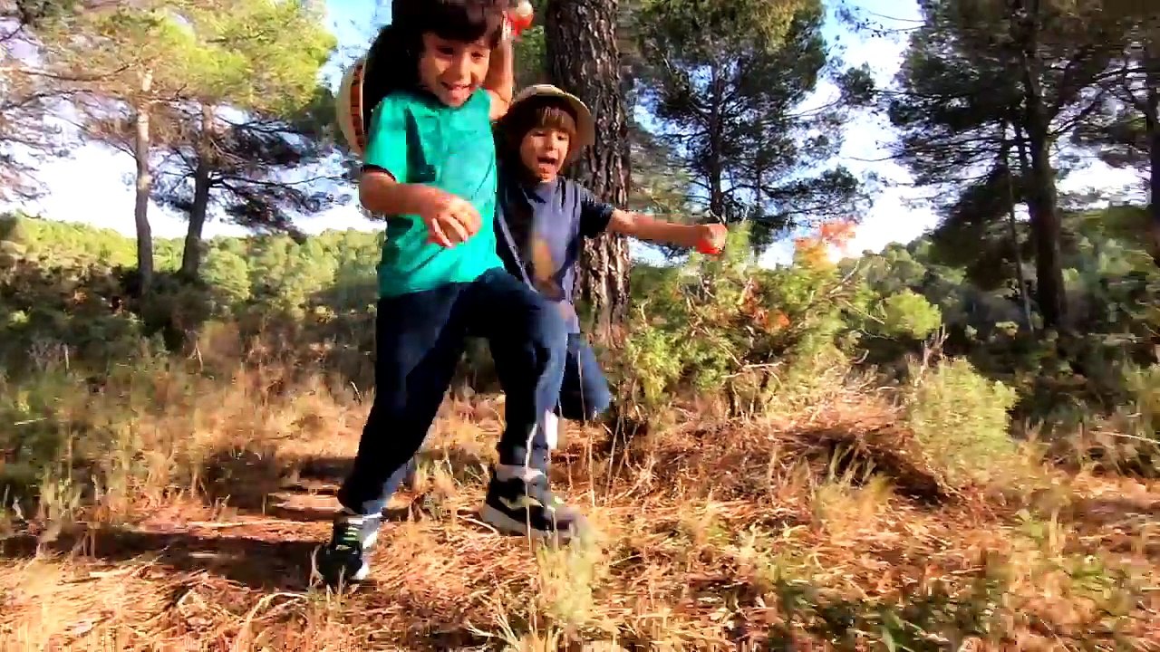 Dani y Evan buscan HUEVOS Kinder JURASSIC WORLD 2 con DINOSAURIOS escondidos por el BOSQUE 