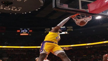 NBA [Dunk of the Night ] LeBron James baptise le cercle !