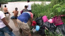 Hondureños desafían río para alcanzar caravana rumbo a EEUU