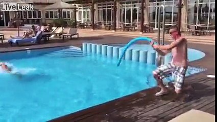 Enorme : ils font semblant de pêcher.. leur pote dans la piscine !