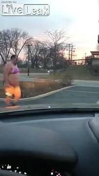 En sous-vêtements de femme il va faire ses courses... normal !