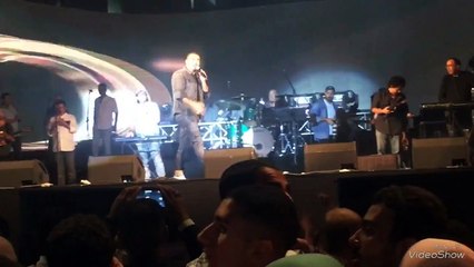 عمرو دياب ينفعل على شاب في حفله بعد إصراره على هذا الطلب!