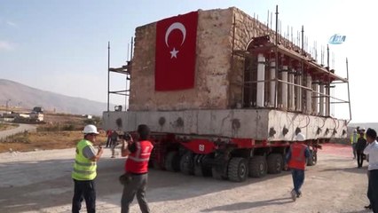 Hasankeyf'te Taşıma İşlemlerine İmam Abdullah Zaviyesi'nin Eyvan Kısmı ile Devam Edildi