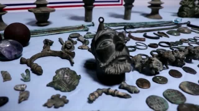 Van'da Kaçakçılık Operasyonu: 629 Parça Tarihi Eser Ele Geçirildi