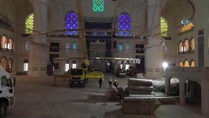 Çamlıca Camii'ne Devasa Avizenin Yerleştirilmesi Drone ile Görüntülendi