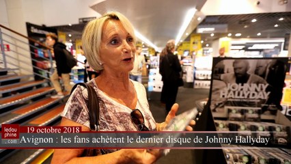 Les fans achètent le dernier disque de Johnny Hallyday