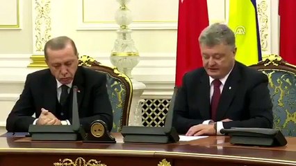 شاهد: النوم يغلب أردوغان أثناء مؤتمر صحفي رئاسي