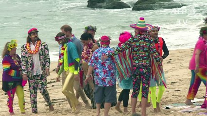 الامير هاري وزوجته على شاطئ بوندي الشهير في أستراليا