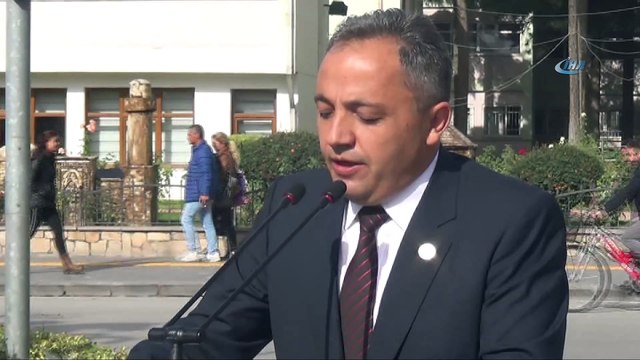 Muhtarlar Atatürk Anıtına çelenk sundu