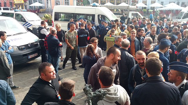 Mons: les policiers manifestent sur la Grand-Place