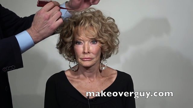 Cette mamie de 69 ans en avez marre de son look, le relooking chez le coiffeur l’a rajeuni de 20 ans