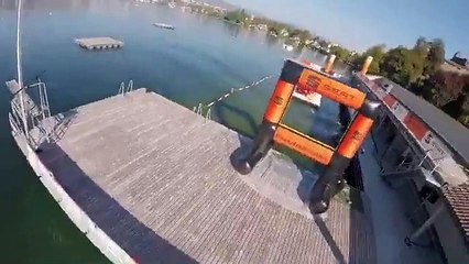 Des poissons observent un drone sous l'eau !