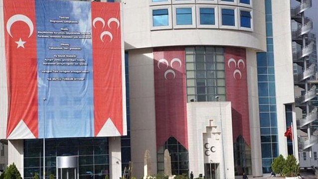 MHP Andımız Tartışmalarına Dev Pankart Asarak Tepki Verdi