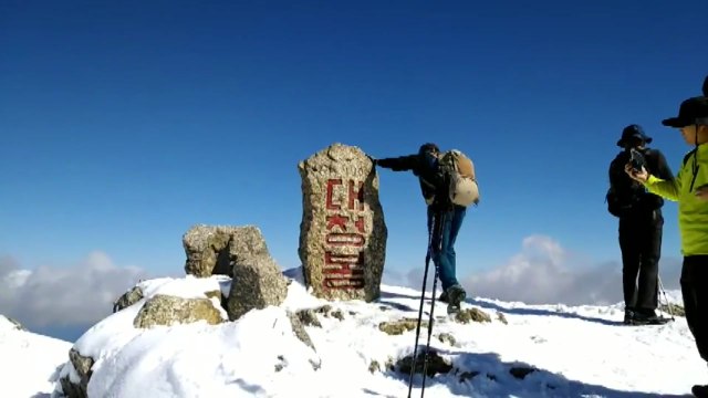 첫눈 내린 단풍철 설악산에 인파 몰려 / YTN