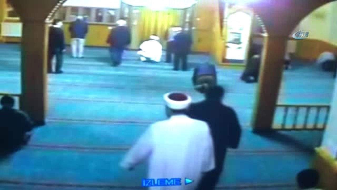 Ölüm Namazda Yakaladı... O Anlar Kamerada
