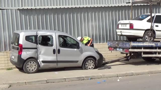 Polisten Kaçan Şüpheli Otomobil Sivil Polis Aracına ve Direğe Çarpınca Yakalandı