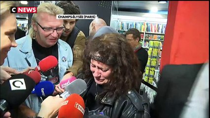 Sur les Champs-Élysées, les fans de Johnny partagent leur douleur