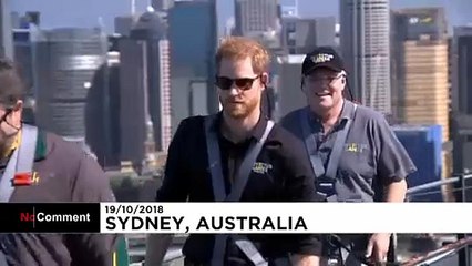 Prens Harry Invictus Oyunları bayrağını dikmek için Sidney Liman Köprüsü'ne tırmandı