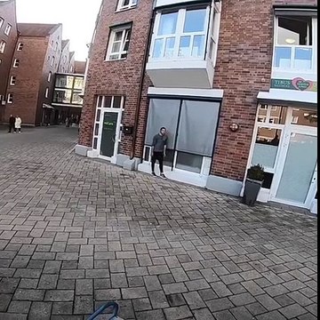 Un homme réalise un saut impressionnant en Parkour