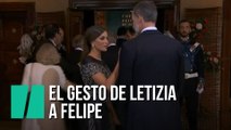 Letizia ajusta la solapa del Rey