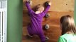 Increíble  : este joven bebé es capaz de escalar un muro