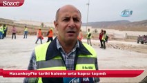 Hasankeyf’te  tarihi kalenin orta kapısı taşındı.