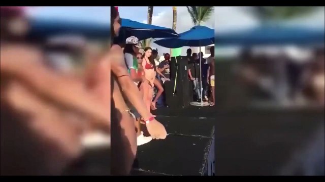 Il va avoir un gros coup de chaud à cause d'une danseuse pendant une pool party !