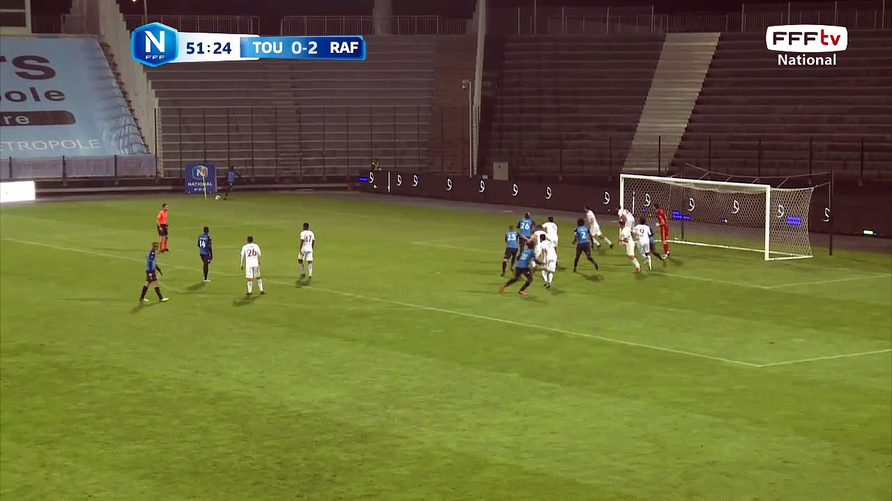 Corner dégagé par le défenseur