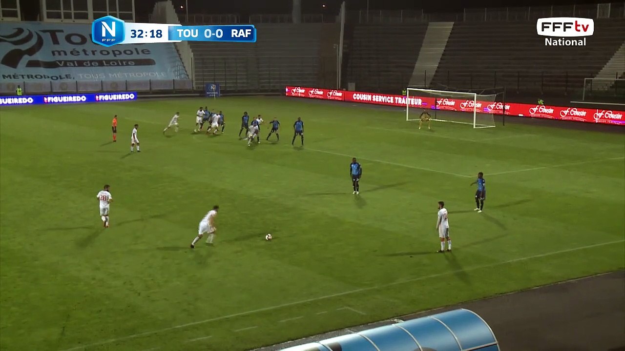 Coup franc dégagé par le défenseur!