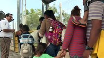 Migrantes hondurenhos cruzam fronteira com o México