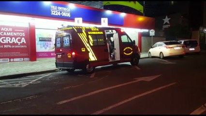 Skatista bate rosto em poste e precisa de socorro