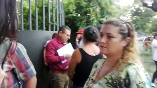 Familiares y amigos del líder estudiantil Edwin Carcache, realizan plantón a las afueras de los juzgados de Managua.