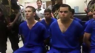 Edwin Carcache acompañados de otros detenidos, realizan oración antes de iniciar audiencia en los Juzgados de Managua.