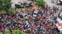 Caravana migrante en tensa espera en frontera con México