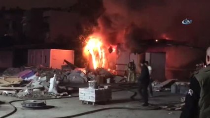 Fatih'te Otoparkta Bulunan Konteyner Alev Alev Yandı