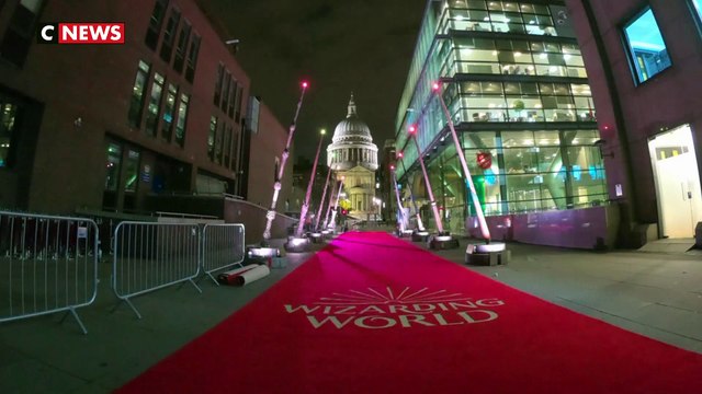 Des baguettes géantes installées à Londres à l'occasion de la sortie du nouvel opus des Animaux fantastiques