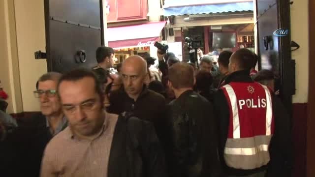 Ara Güler İçin Beyoğlu Üç Horan Ermeni Kilisesi'nde Tören Düzenleniyor