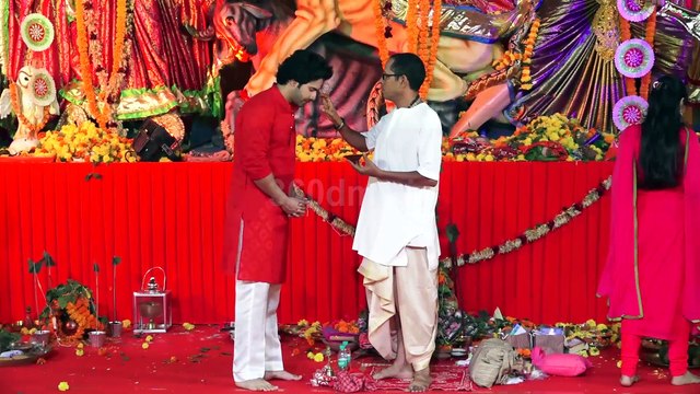 Varun Dhawan Takes Blessings From Durga Maa At North Bombay Durga Puja Pandal